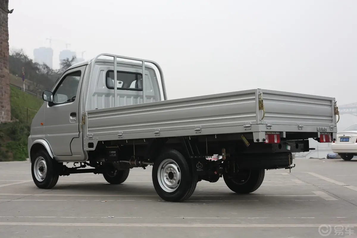 新豹21.8L 手动 柴油 480大马力 单排外观