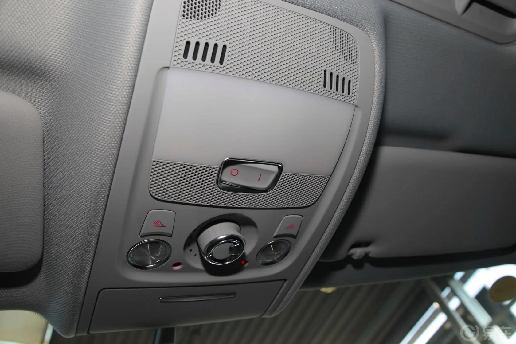 奥迪A5Sportback 45 TFSI风尚版前排车顶中央控制区