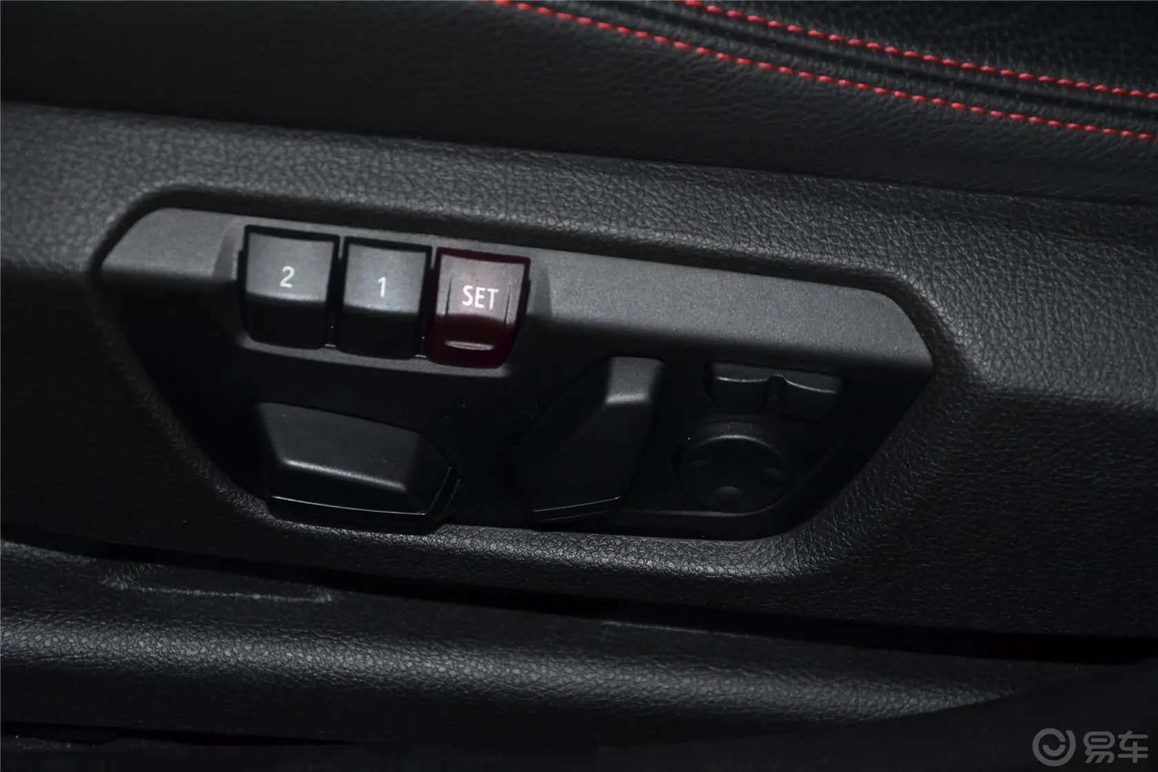 宝马3系328i xDrive 运动设计套装座椅调节键