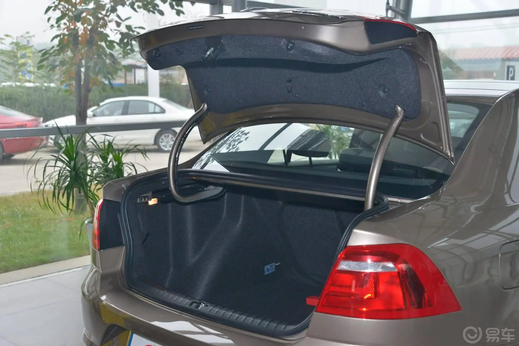 宝来1.4T 自动 舒适型行李厢开口范围