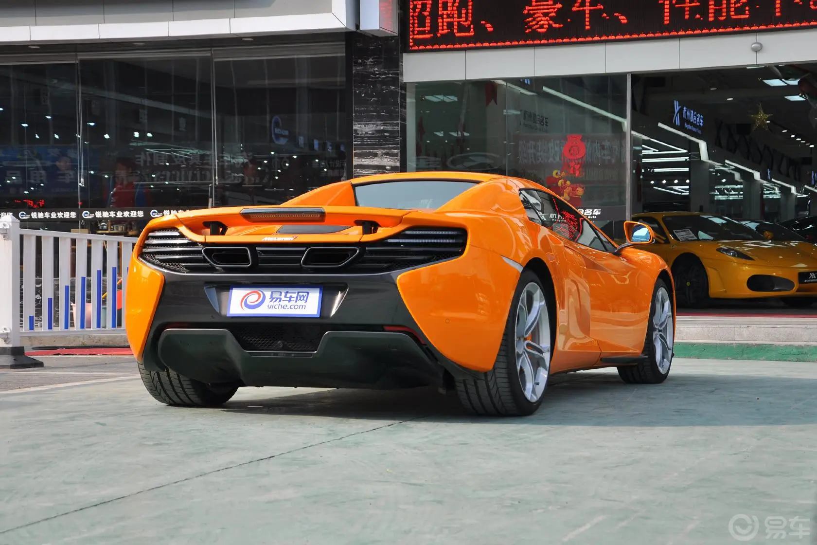 迈凯伦650S3.8T Spider侧后45度车头向右水平