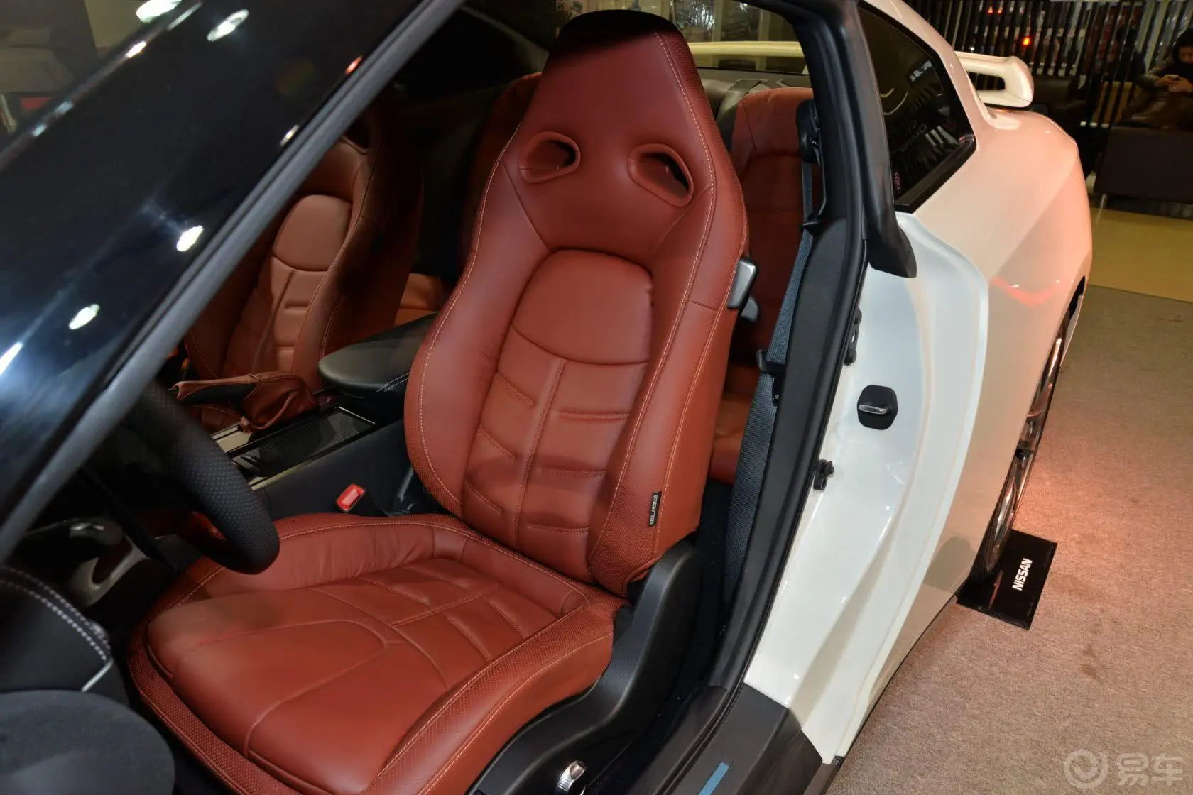 GT-RPremium 棕红内饰驾驶员座椅