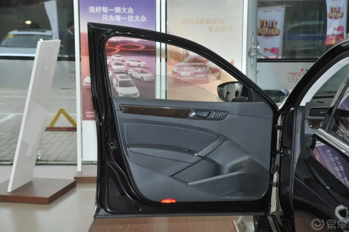 帕萨特3.0L 双离合 V6 旗舰尊享版驾驶员侧车门内门板
