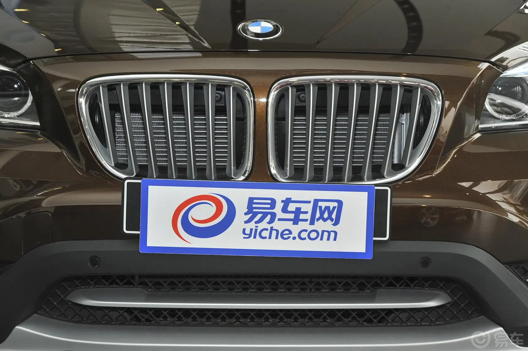 宝马X1xDrive28i X设计套装前格栅侧俯拍