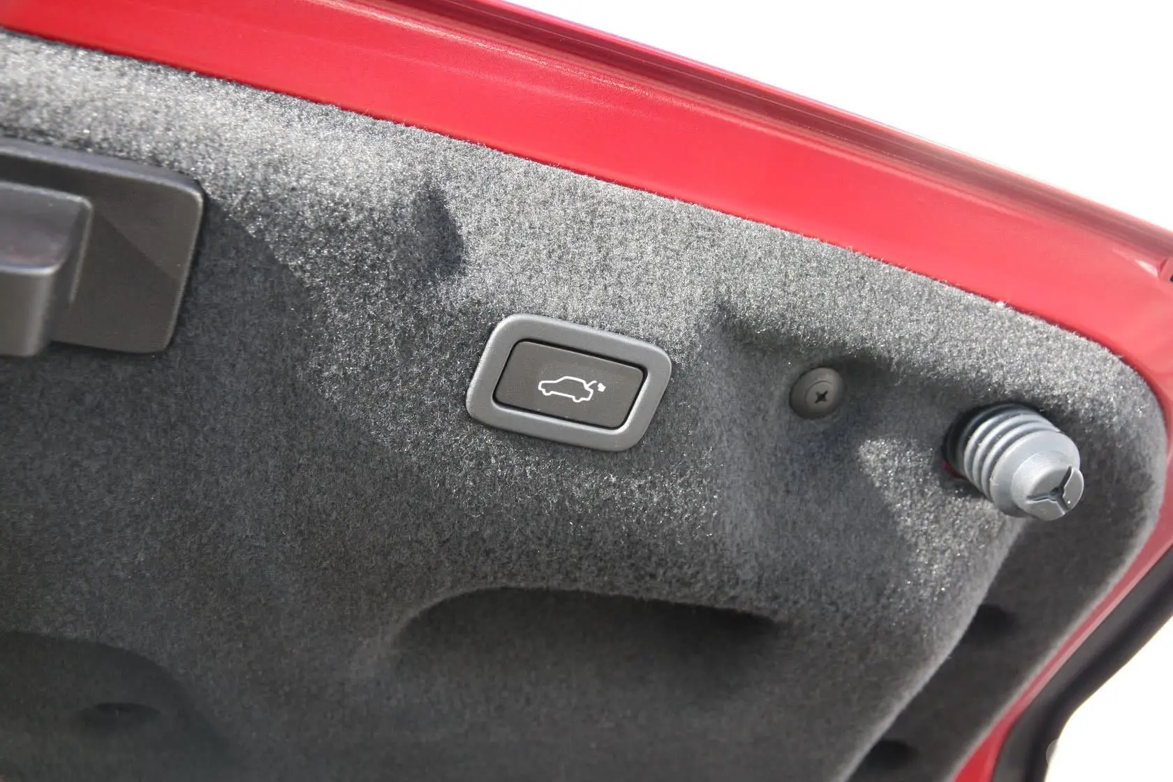 捷豹XES 3.0T行李箱门上电动关闭键