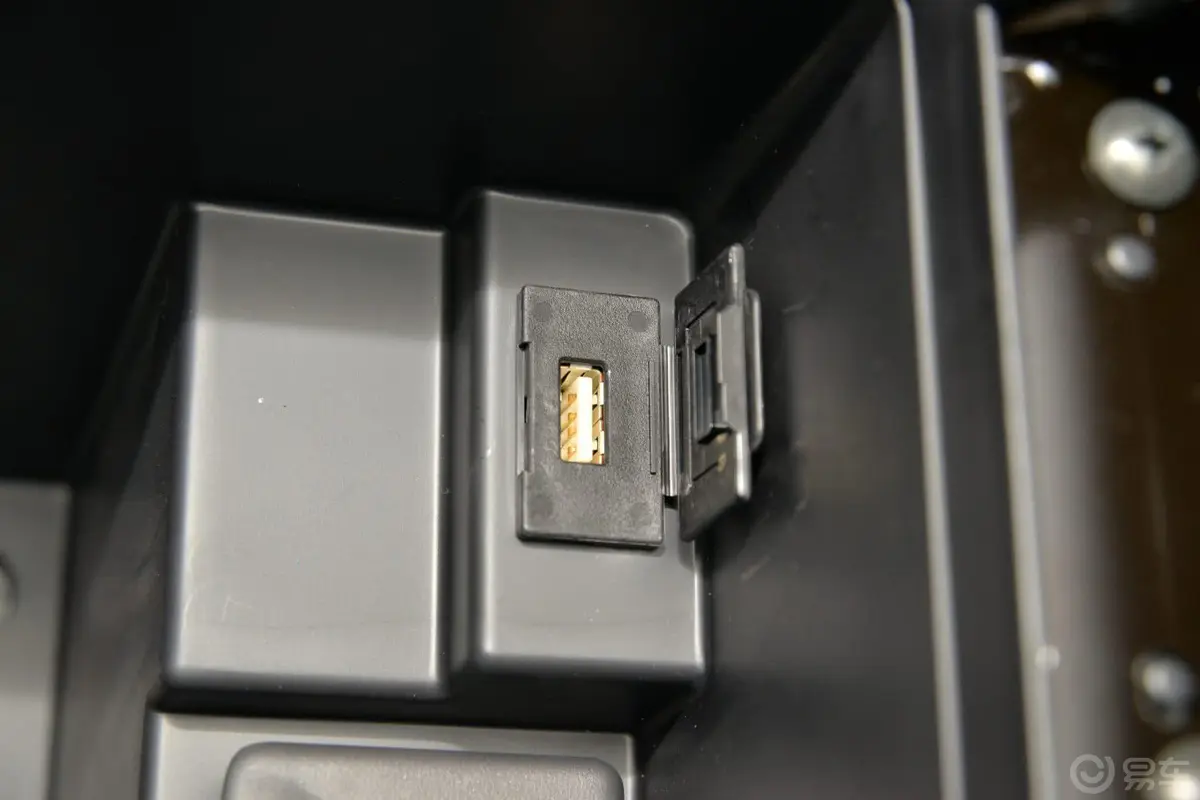 劲炫2.0L 手动 两驱舒适版USB接口