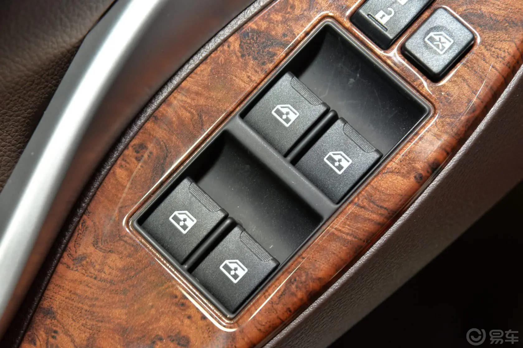 众泰Z3001.5L 都市版 手动 尊贵型车窗升降键