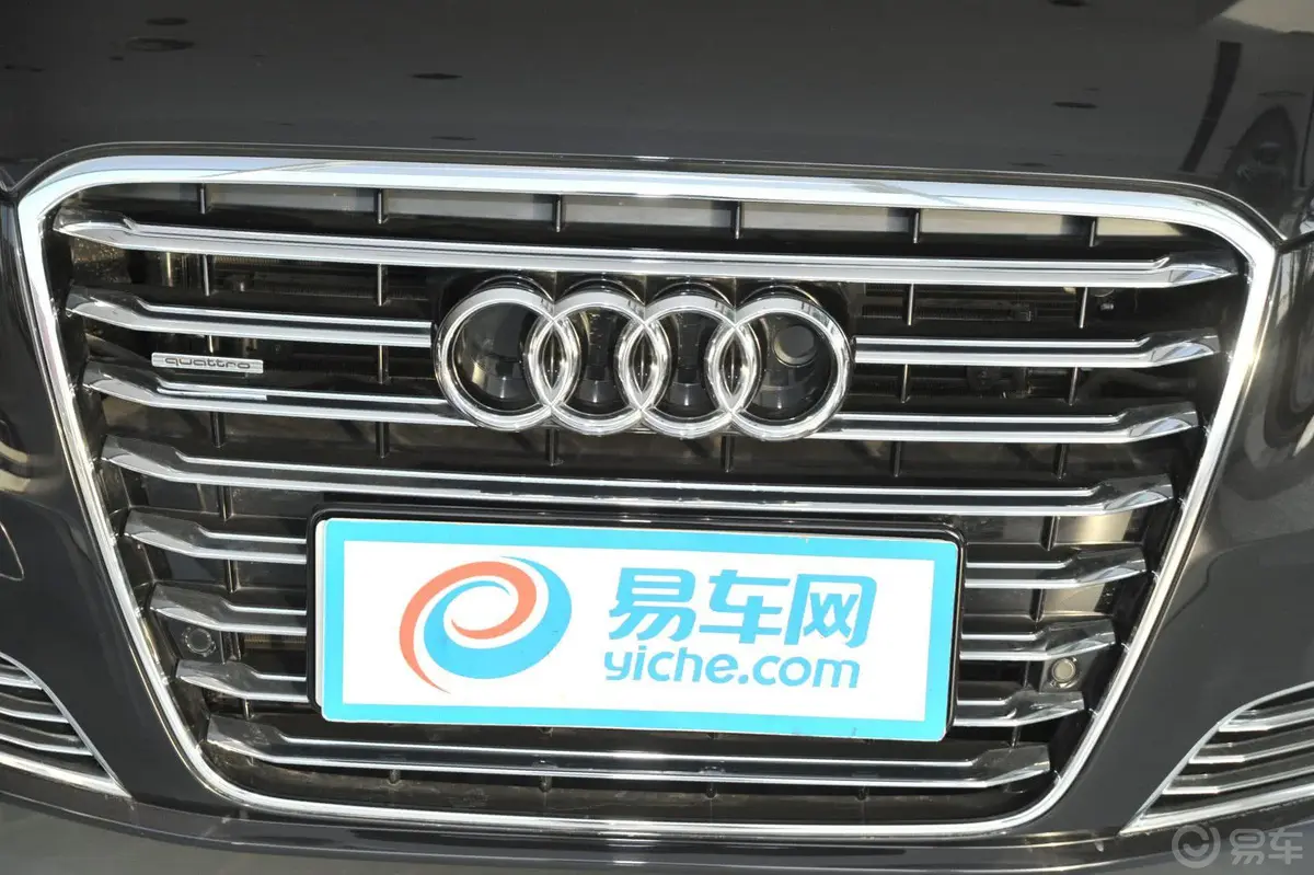 奥迪A8A8L 55 TFSI quattro豪华型前格栅侧俯拍