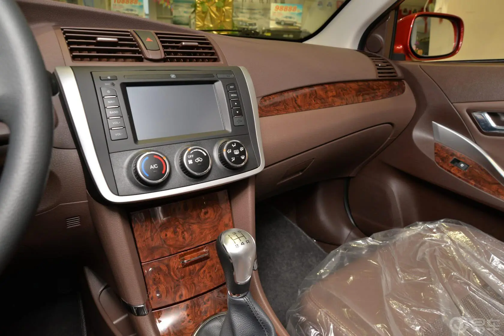 众泰Z3001.5L 都市版 手动 尊贵型中控台驾驶员方向