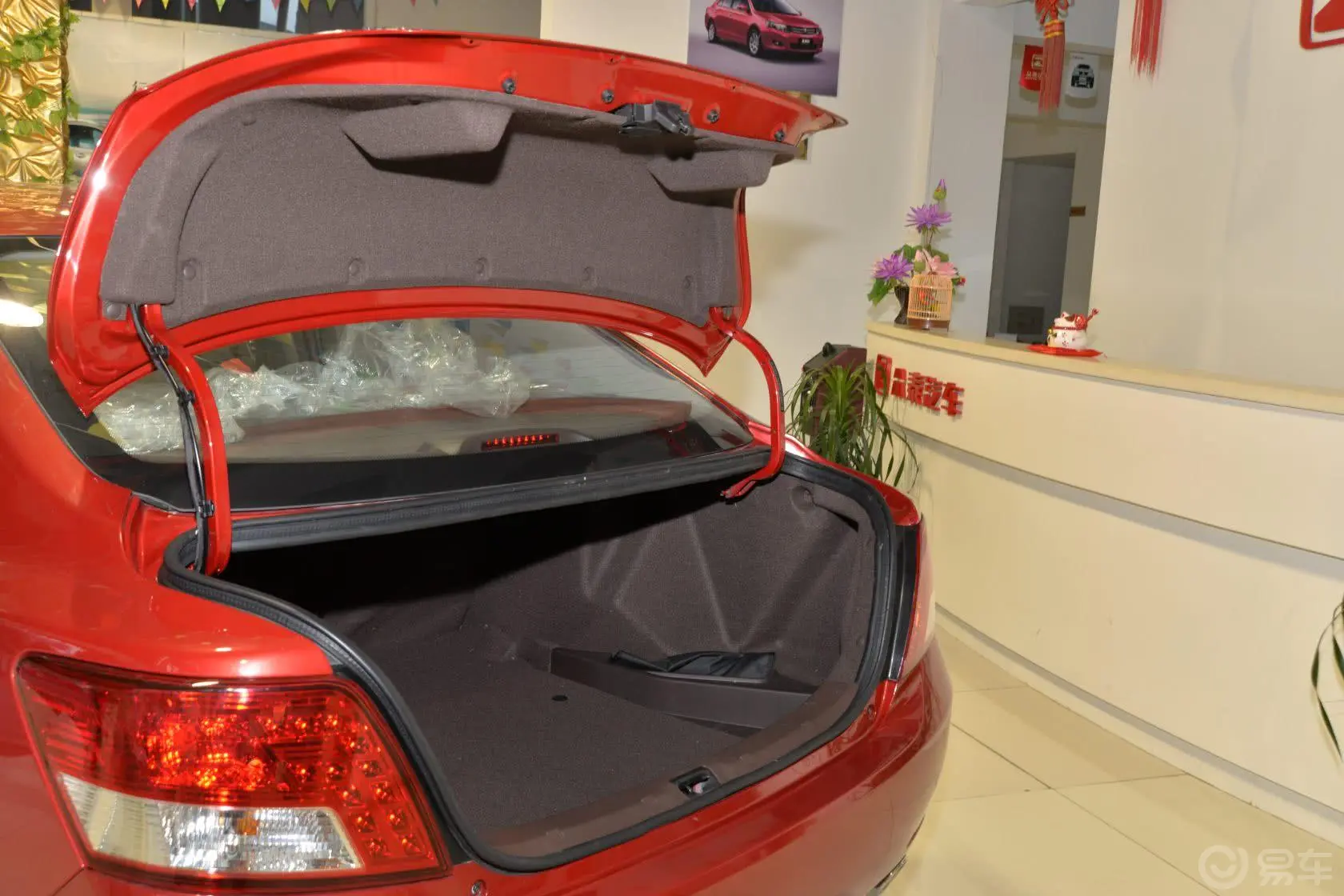 众泰Z3001.5L 都市版 手动 尊贵型行李厢开口范围