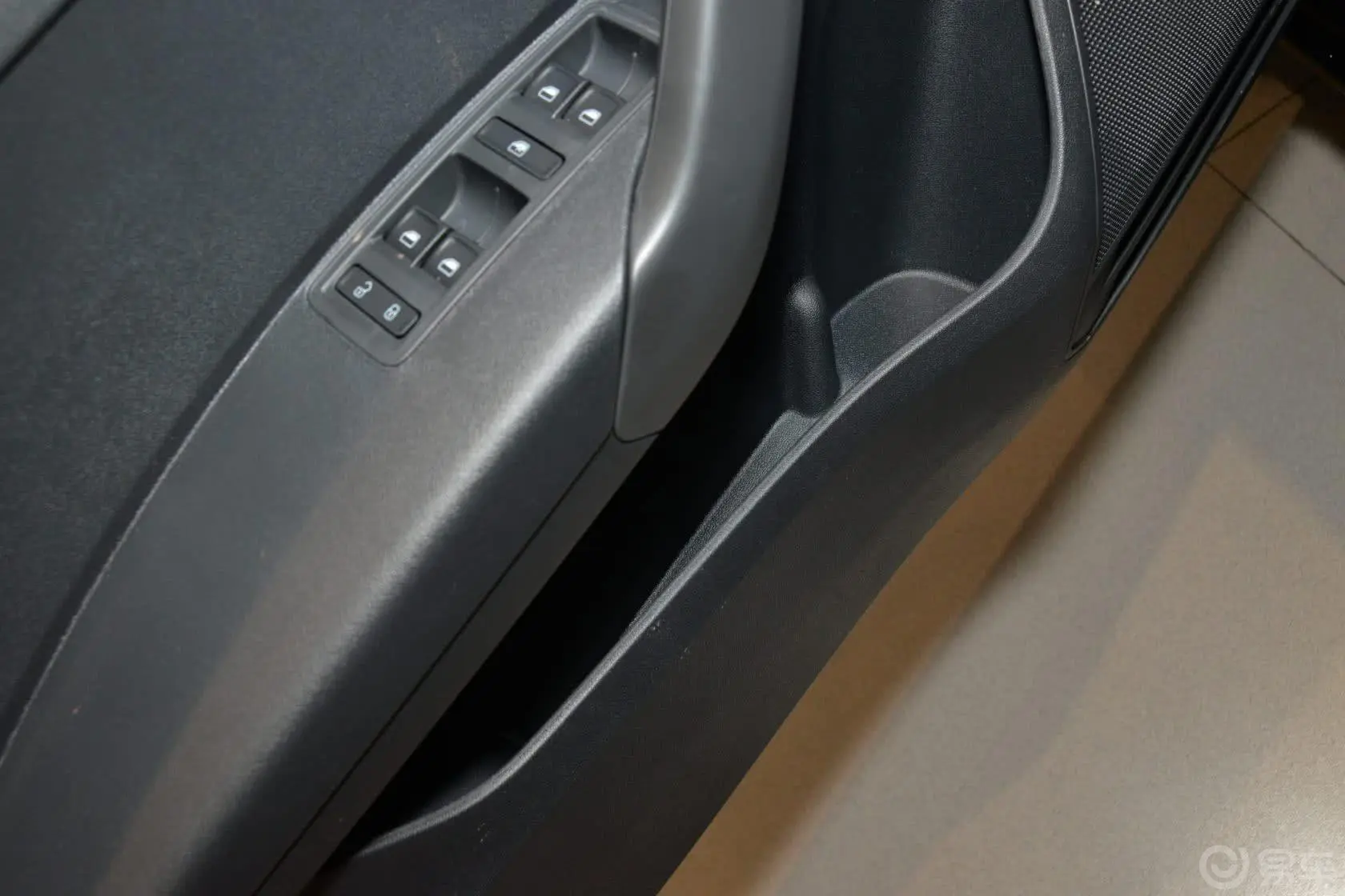 桑塔纳1.4L 手动 风尚版驾驶员门储物盒