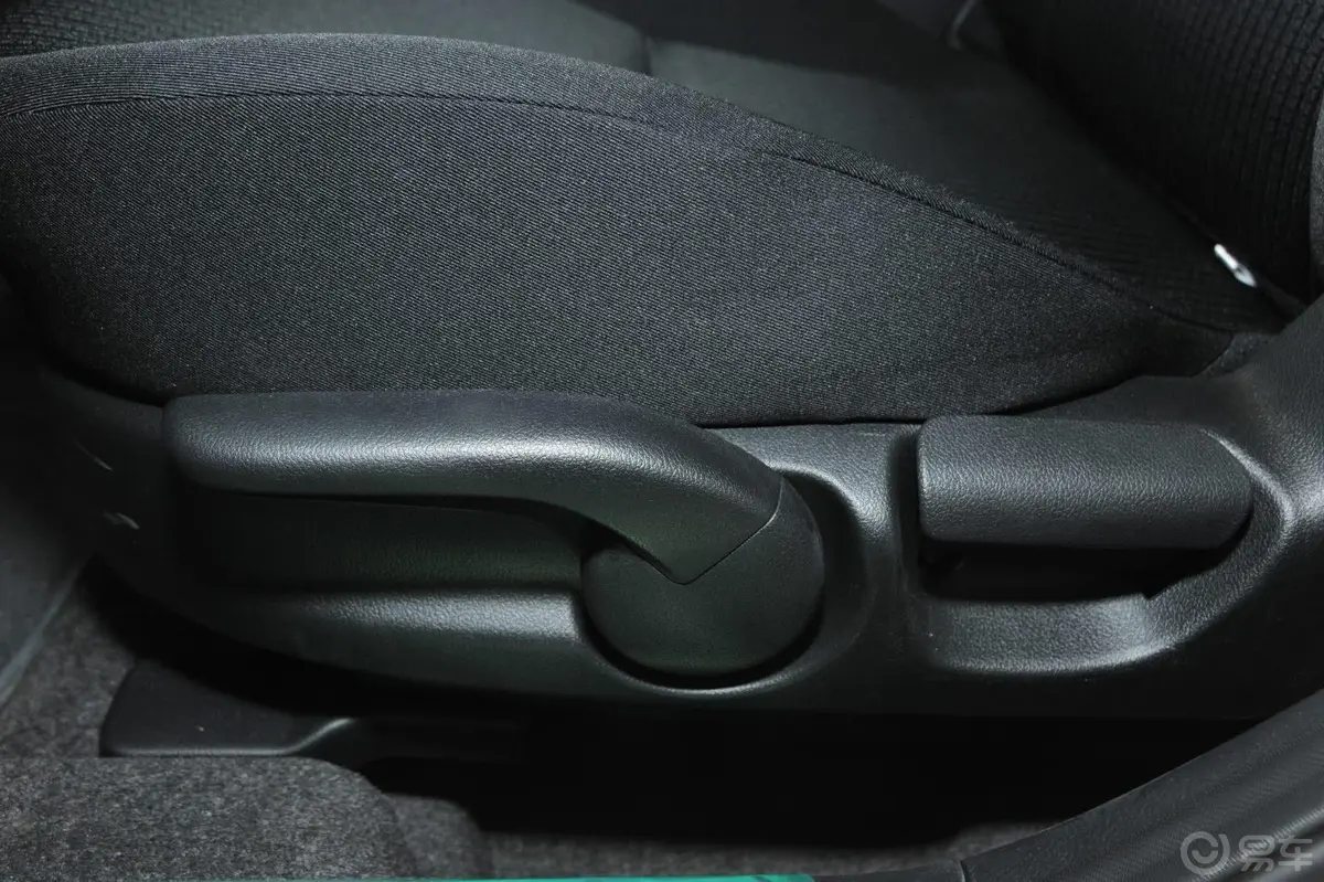 马自达3 星骋两厢 2.0L 自动 运动型座椅调节键