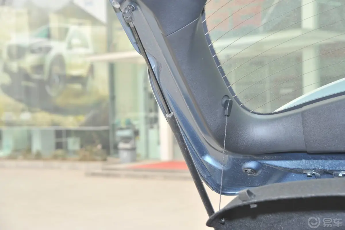 马自达3 昂克赛拉两厢 1.5L 自动 尊贵型行李厢支撑杆