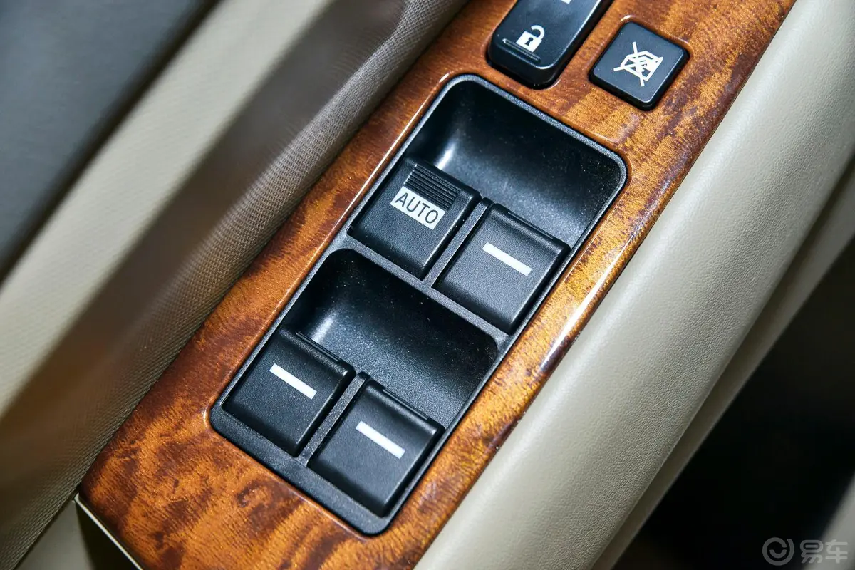 比亚迪M62.4L 手动 豪华版车窗升降键