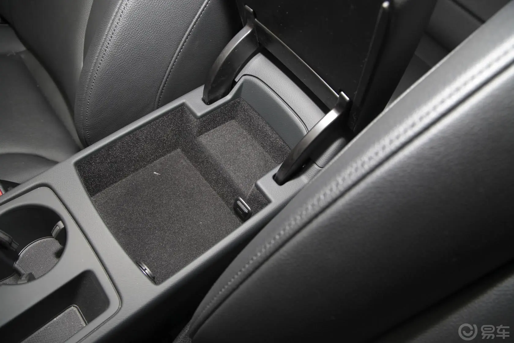 奥迪A5Sportback 40 TFSI风尚版前排中央扶手箱空间