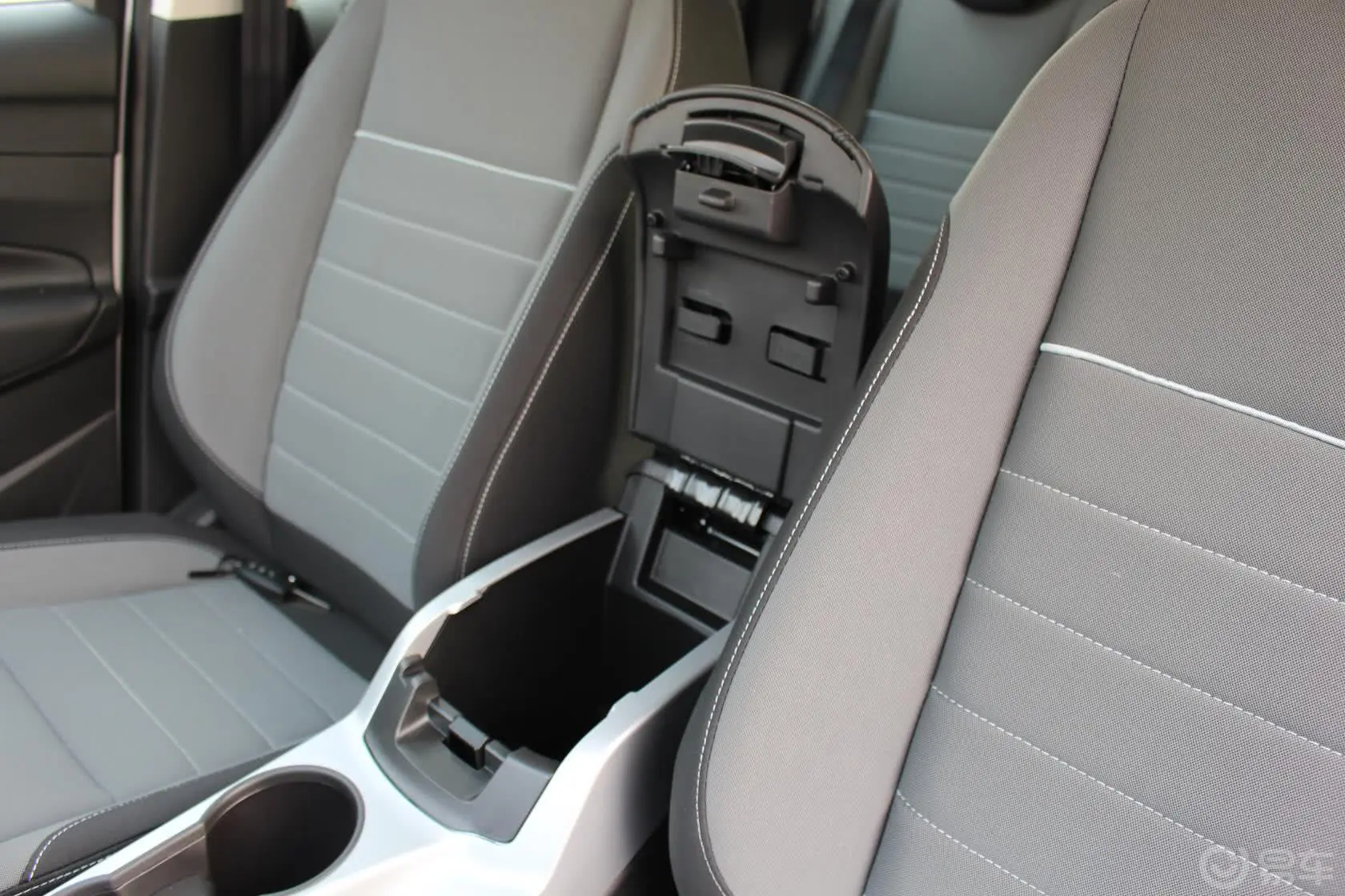 翼虎1.5 GTDi 自动 两驱 舒适型前排中央扶手箱空间