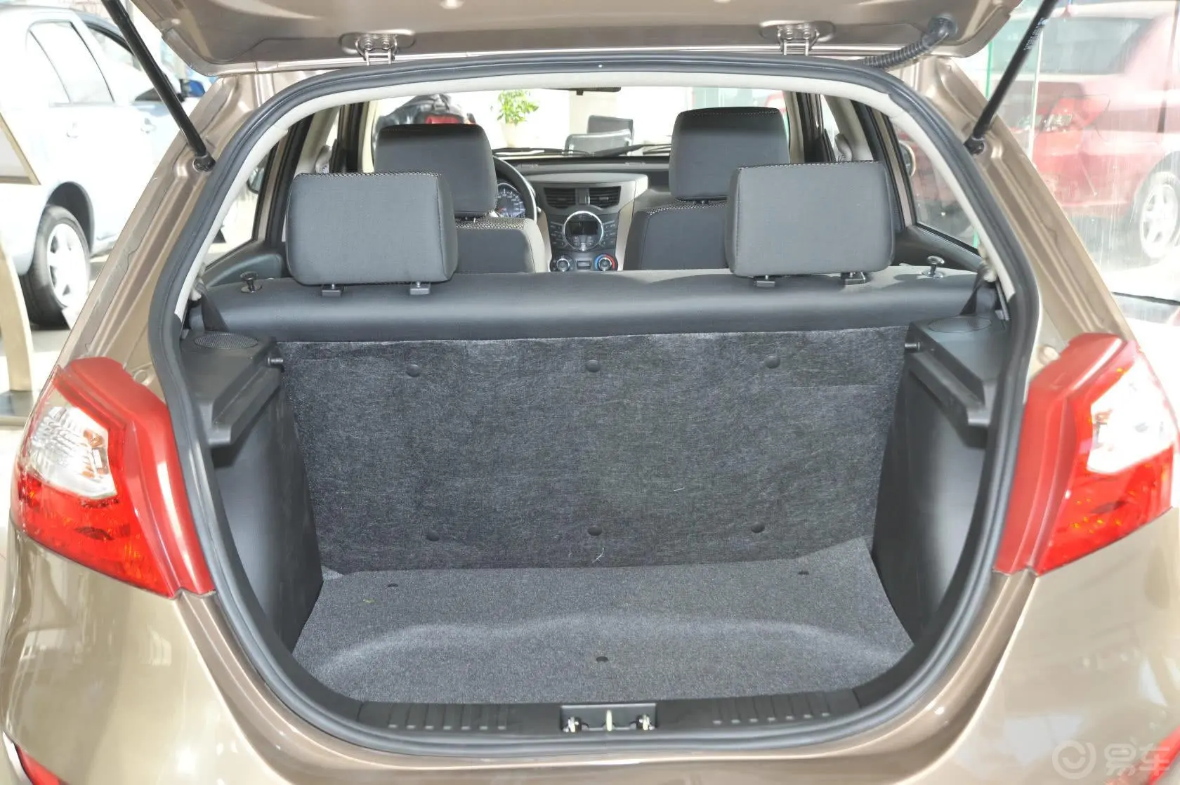 夏利N71.3L 手动 运动尊贵型行李箱空间