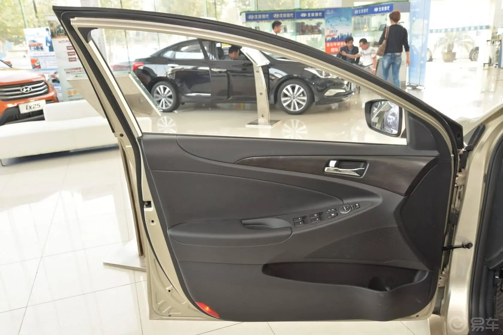 索纳塔2.0L 自动 GLX 豪华版驾驶员侧车门内门板