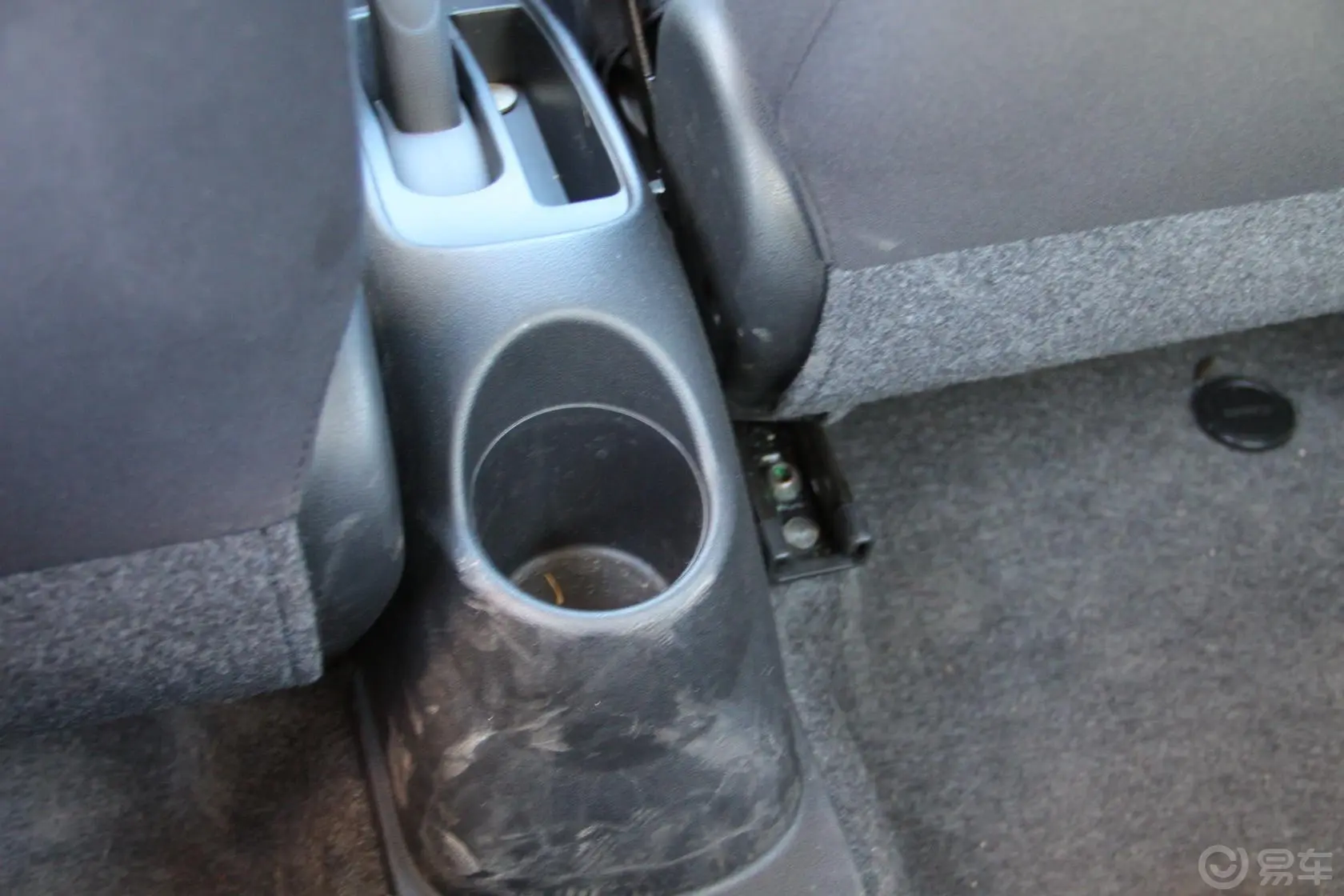 玛驰1.5XV AT 易智版前排中央扶手箱空间