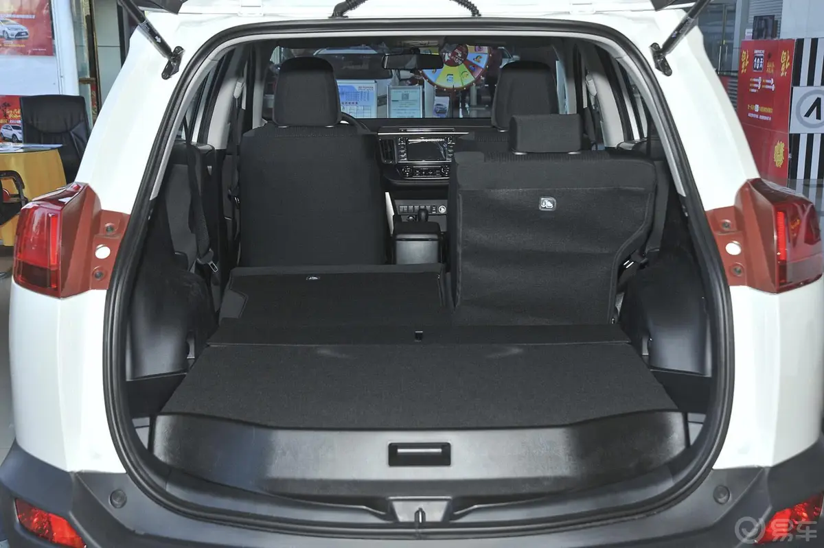 RAV4荣放2.0L CVT 两驱 风尚版行李箱空间