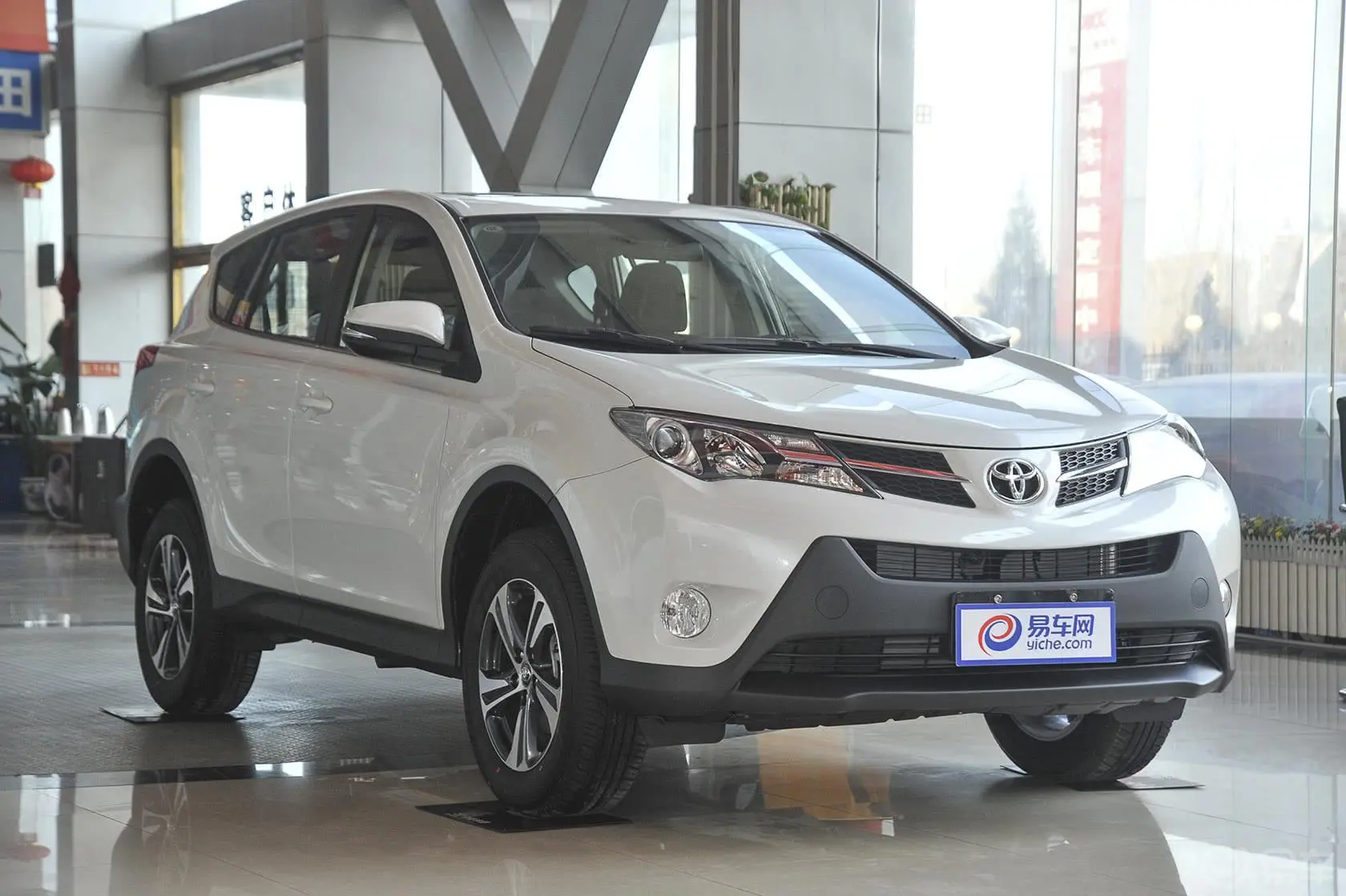 RAV4荣放2.0L CVT 两驱 风尚版侧前45度车头向右水平