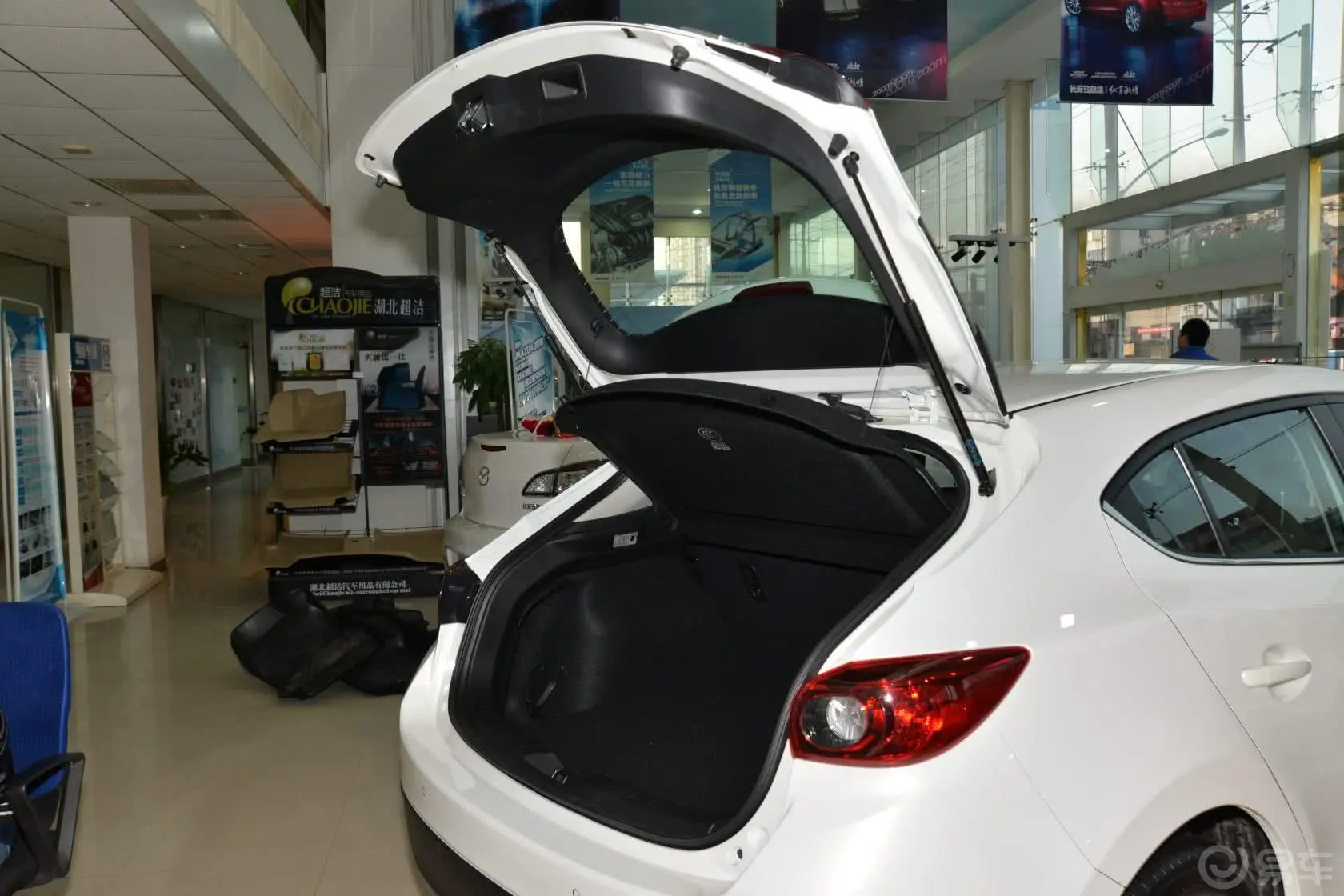 马自达3 昂克赛拉两厢 1.5L 自动 豪华型行李厢开口范围