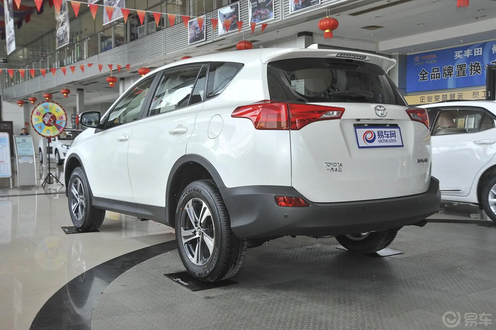 RAV4荣放2.0L CVT 两驱 风尚版侧后45度车头向左水平