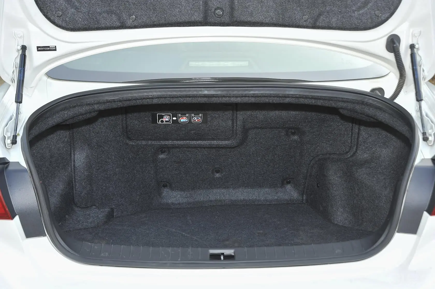 英菲尼迪Q50Hybrid 豪华运动版行李箱空间