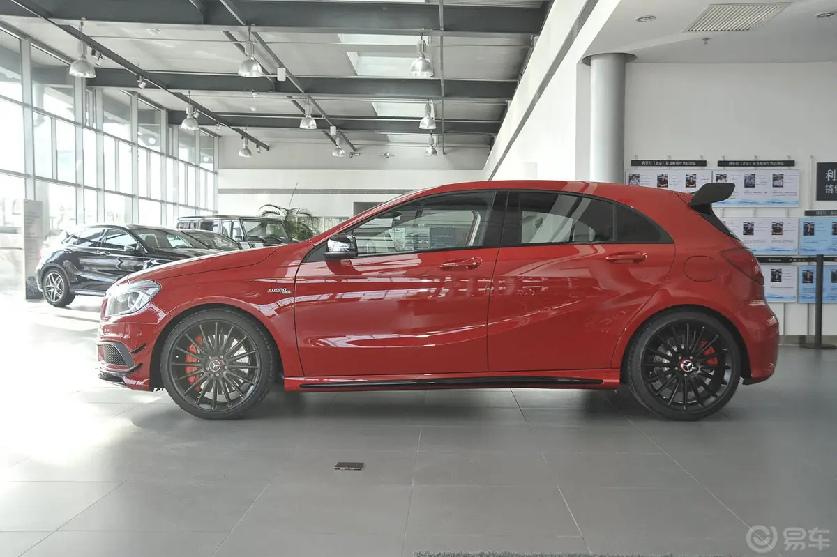 奔驰A级 AMG(进口)A45 AMG 4MATIC正侧车头向左水平