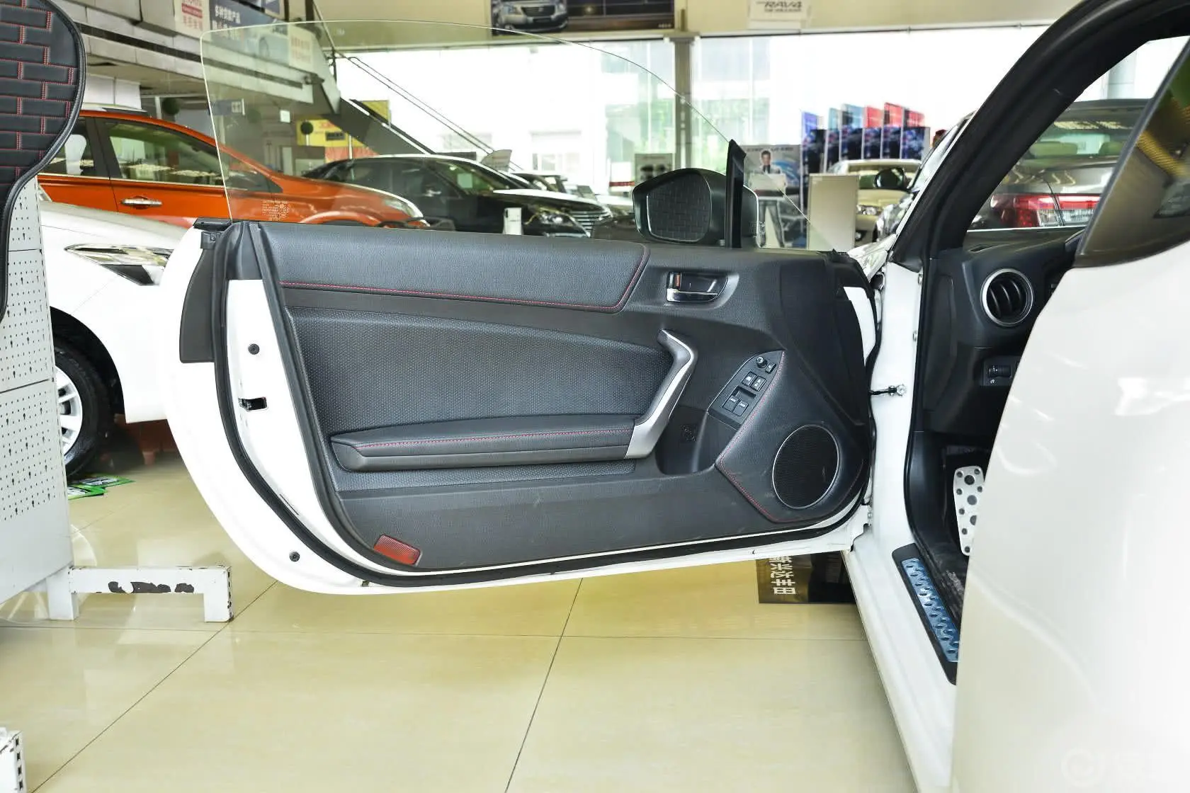 丰田862.0L 自动 豪华型驾驶员侧车门内门板
