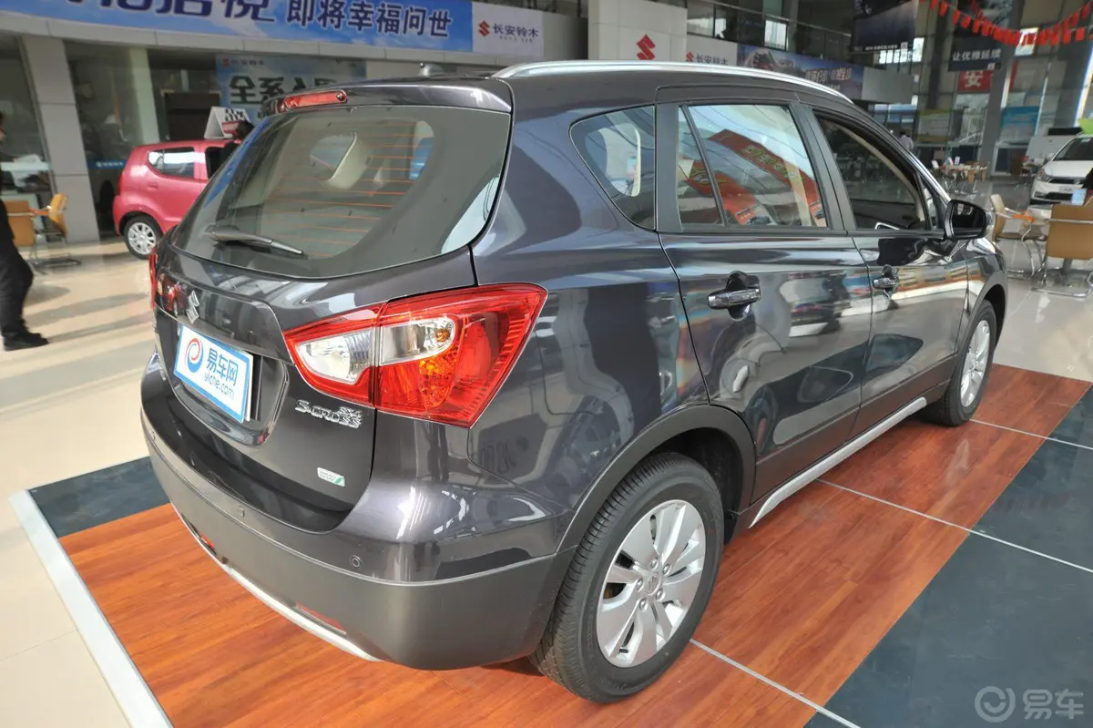 锋驭1.6L CVT 精英型侧后45度车头向右水平