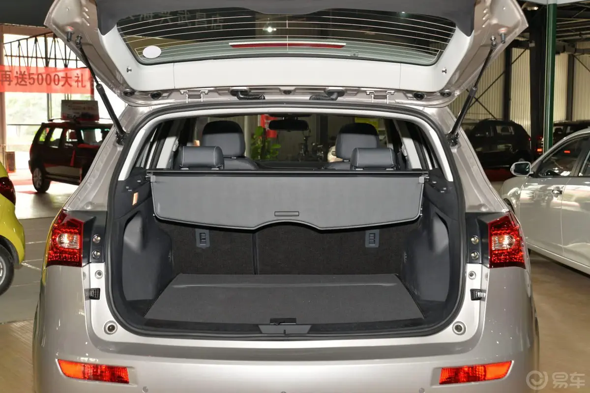 众泰T6001.5T 手动 尊贵型行李箱空间