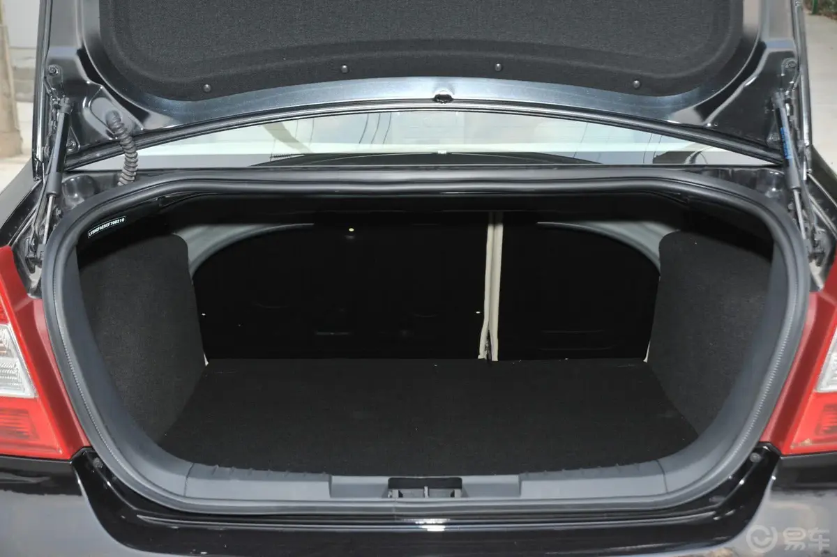 福克斯三厢 经典款 1.8L 自动 时尚型行李箱空间