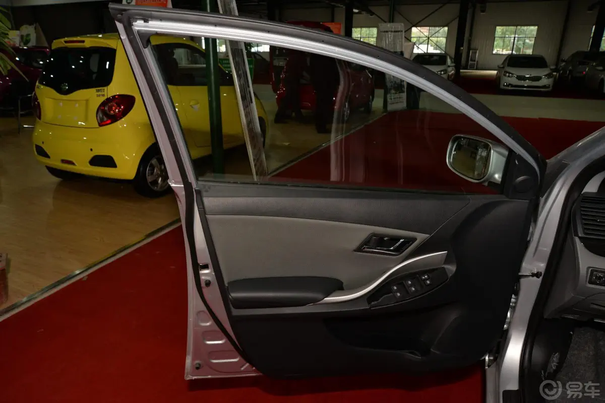 众泰Z3001.5L 驾值版 手动 精英型驾驶员侧车门内门板