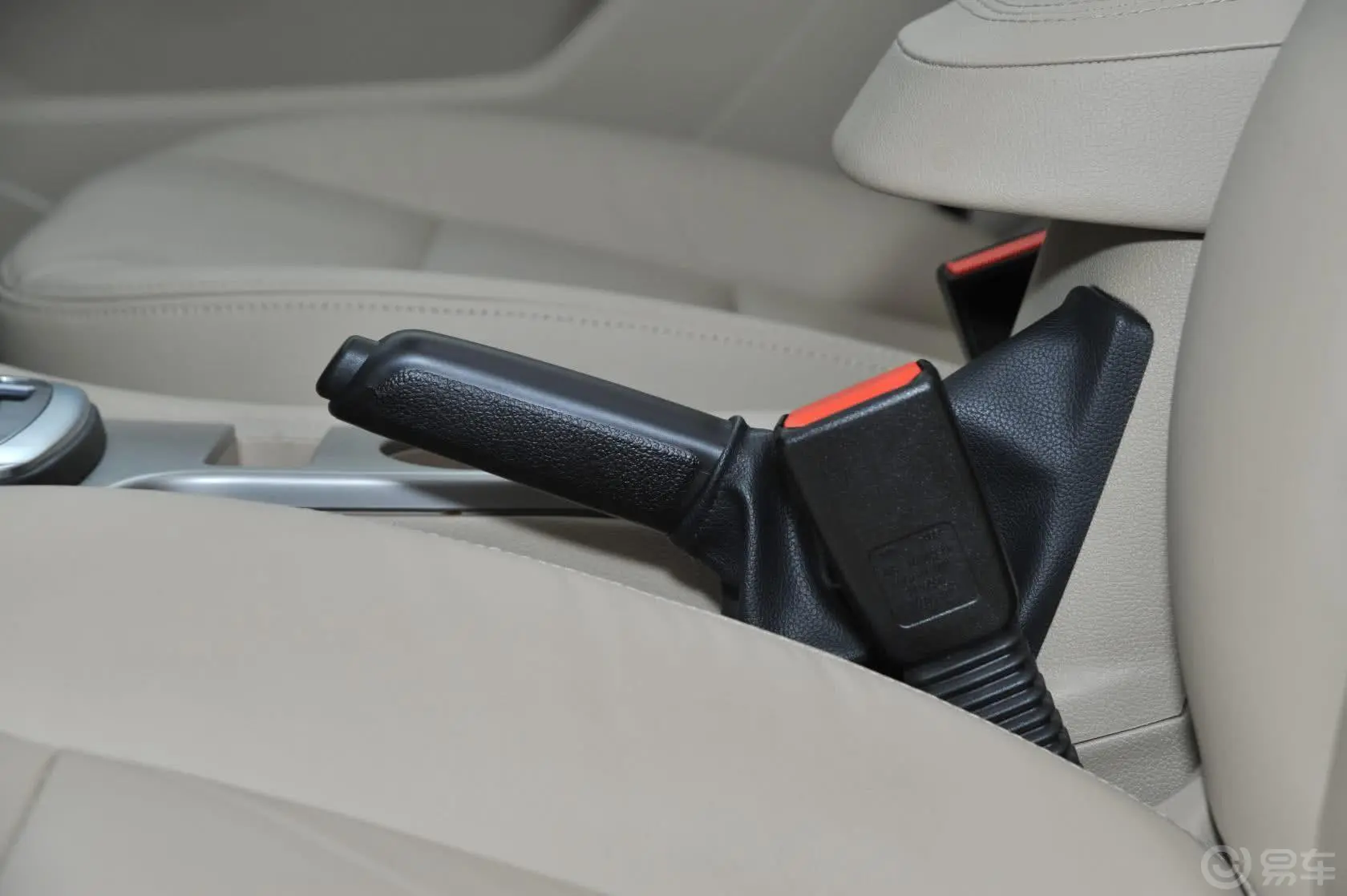 福克斯三厢 经典款 1.8L 自动 时尚型驻车制动（手刹，电子，脚刹）
