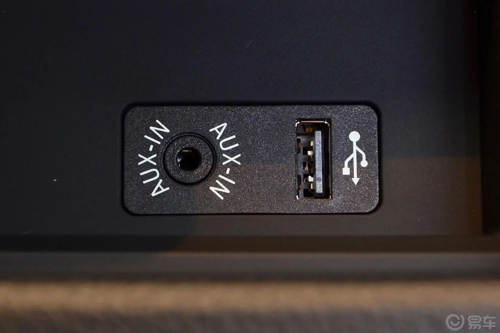 宝马3系320i 时尚型 超悦版USB接口