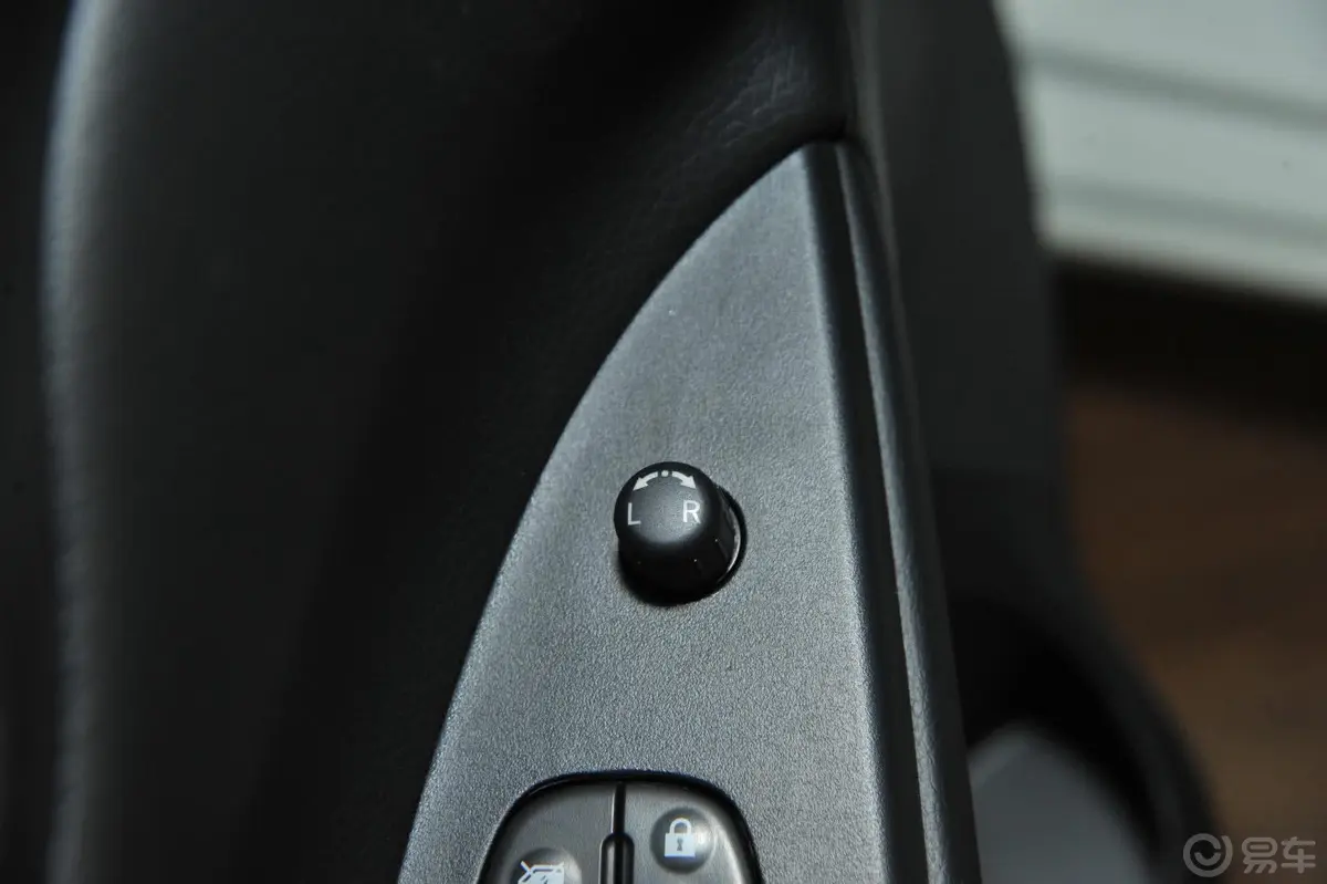 骐达1.6 XE CVT 舒适型外后视镜控制键