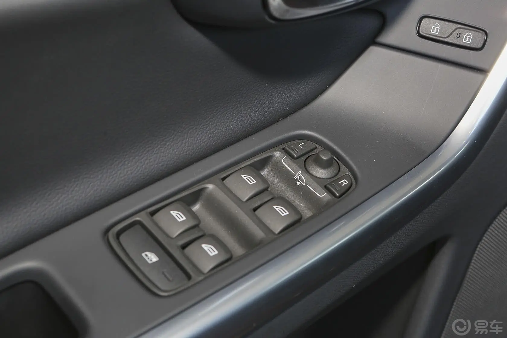 沃尔沃XC60T5 智进版车窗升降键
