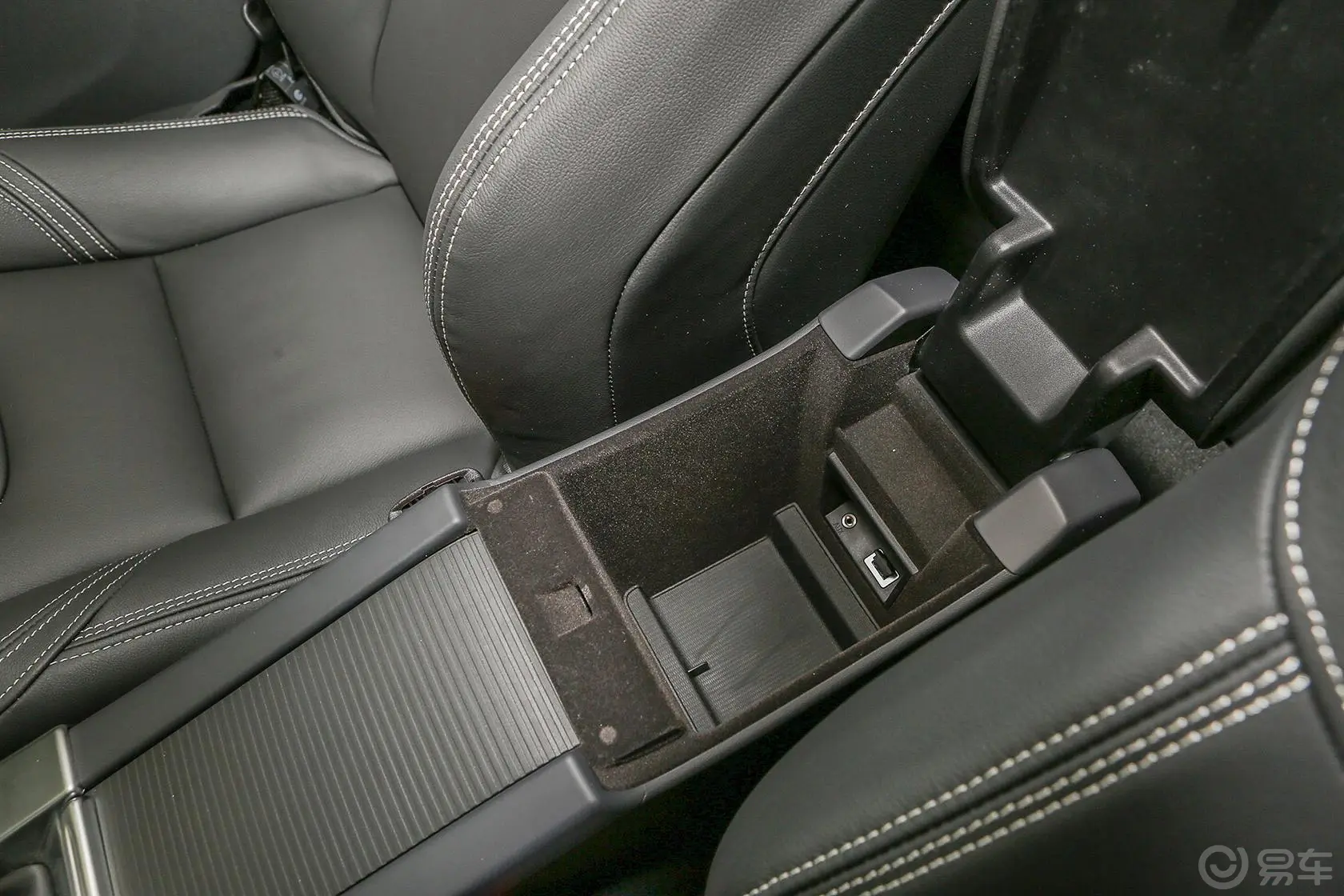 沃尔沃XC60T5 AWD 智驭版前排中央扶手箱空间