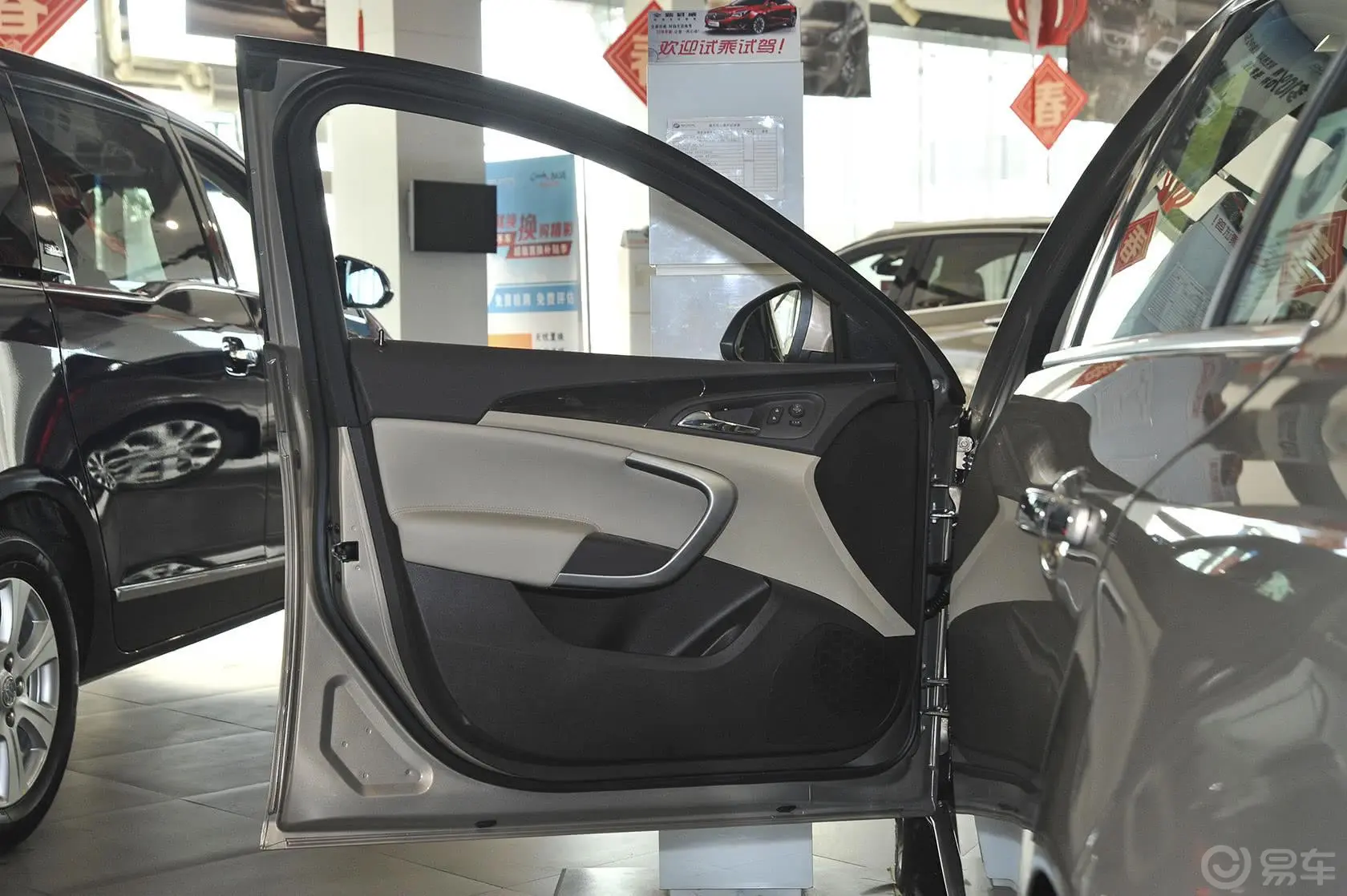 君威2.0L 自动 精英时尚型驾驶员侧车门内门板
