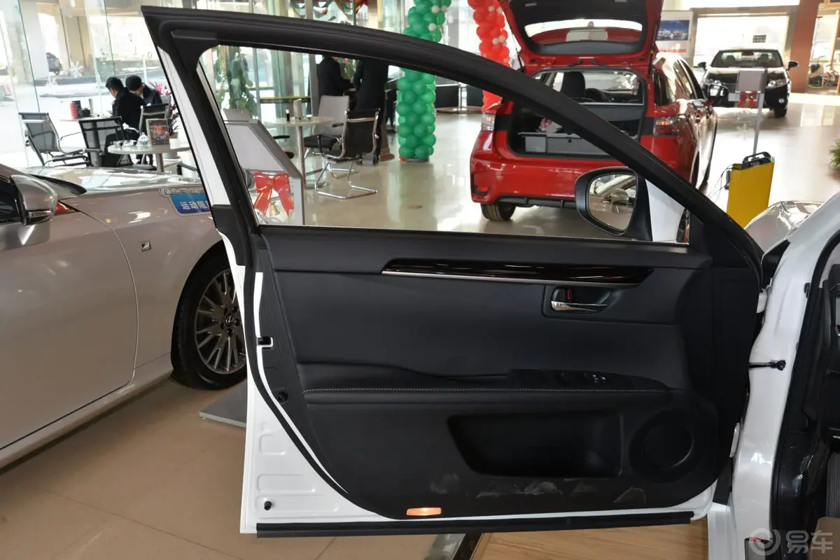 雷克萨斯ES300h 精英版驾驶员侧车门内门板