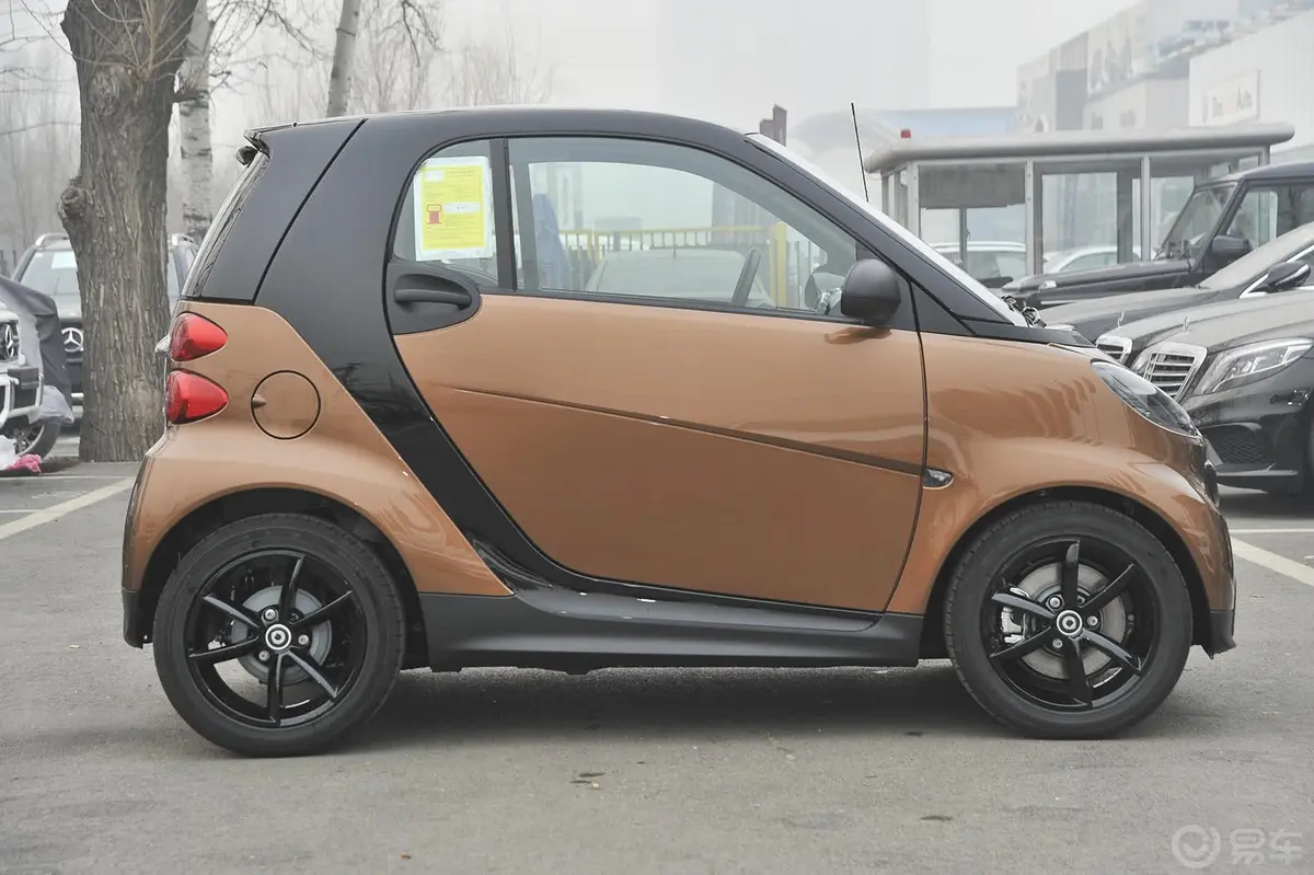 smart fortwo1.0L MHD 硬顶新年特别版正侧车头向右水平