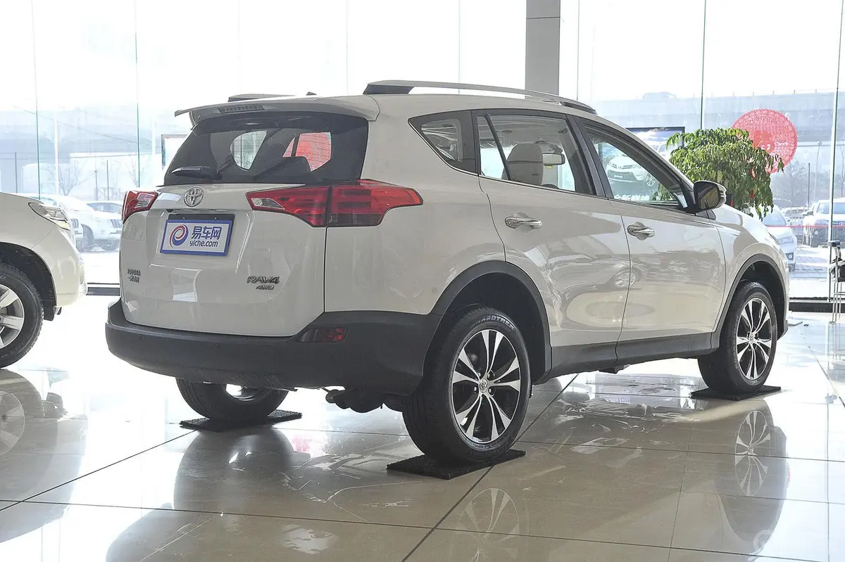 RAV4荣放2.5L 手自一体 豪华版侧后45度车头向右水平