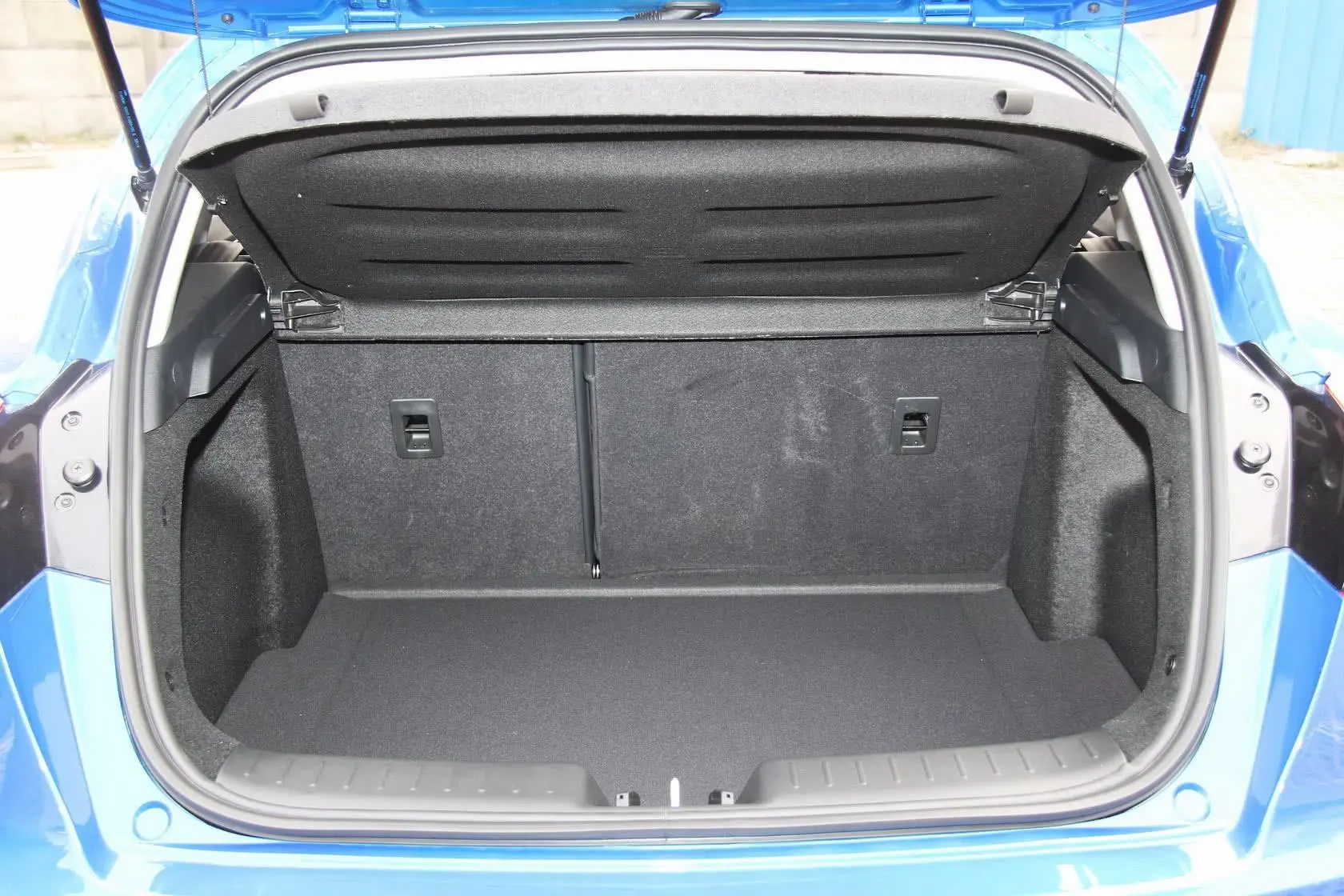逸动XT1.5T 自动 炫酷型行李箱空间
