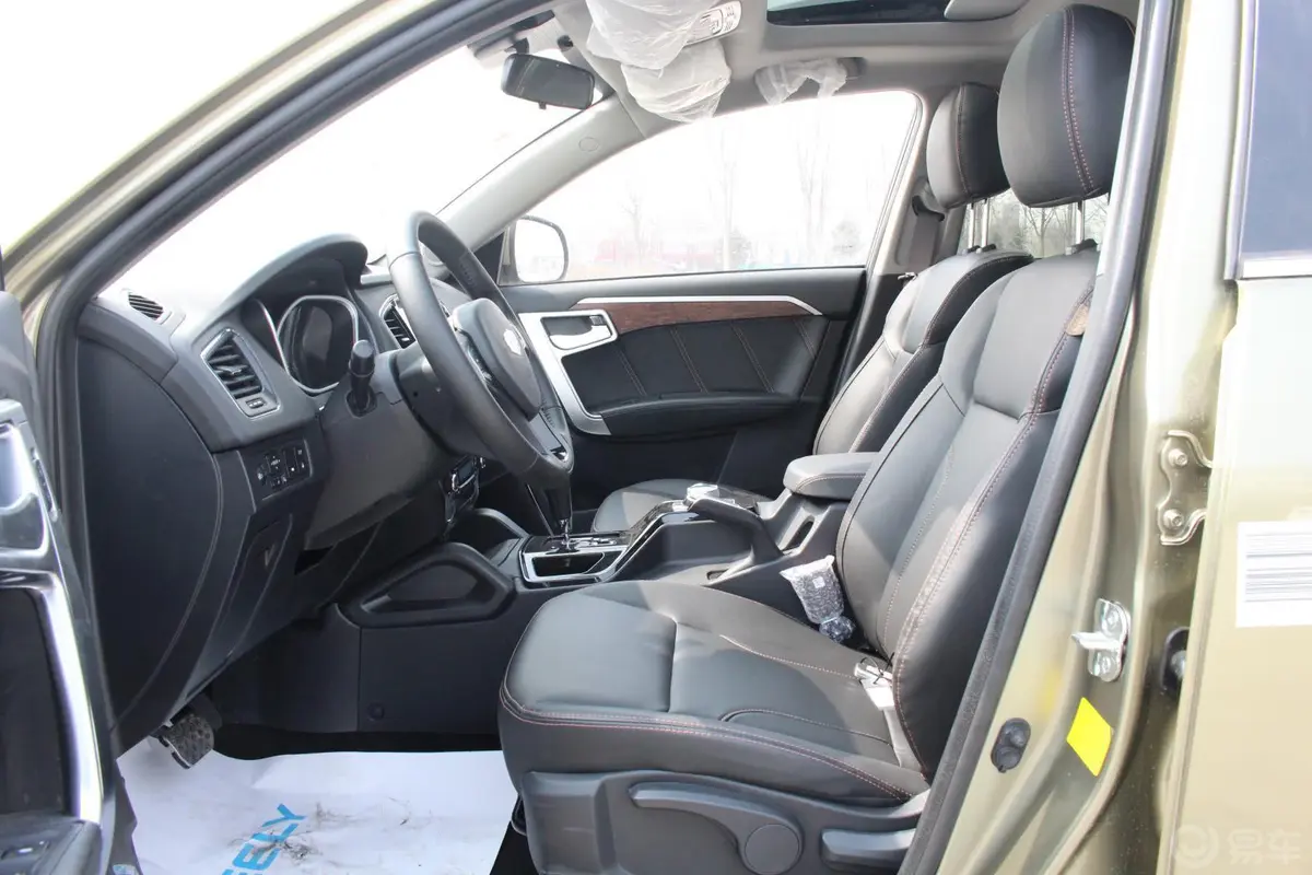 豪情SUV2.4L AT 两驱 尊享型前排空间