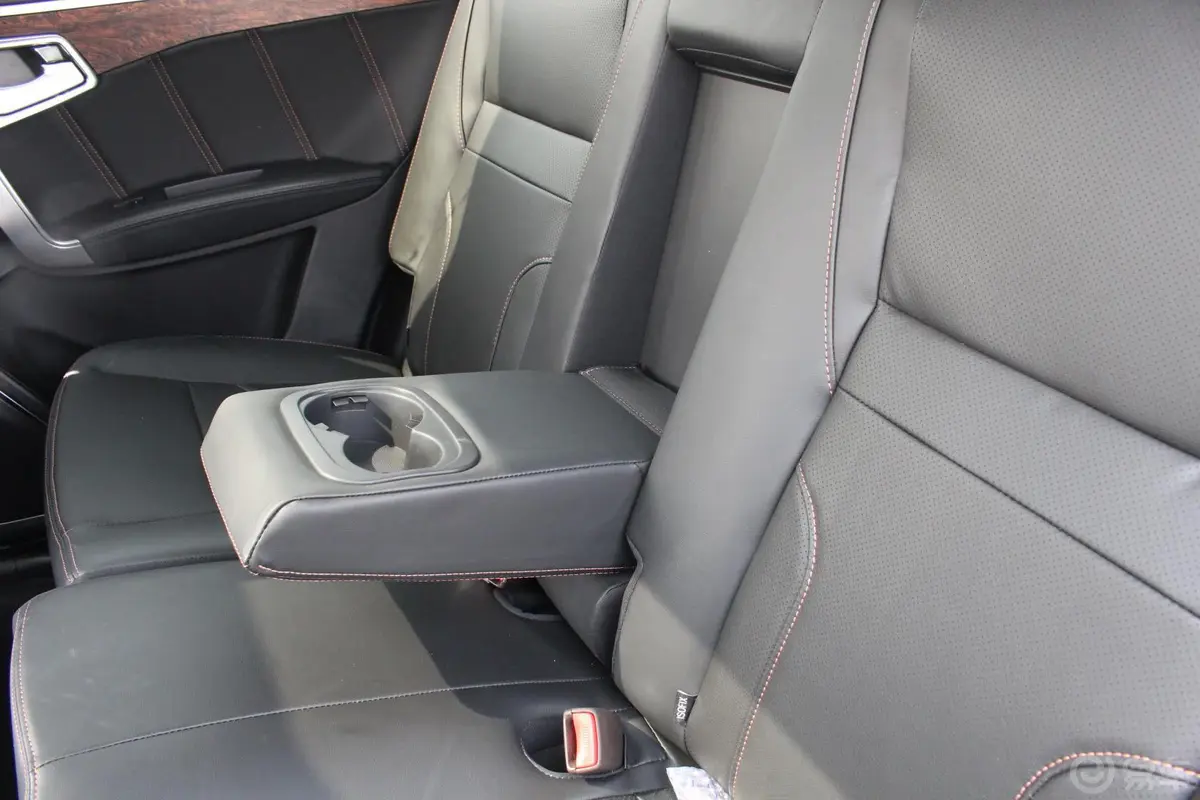 豪情SUV2.4L AT 两驱 尊享型后排扶手