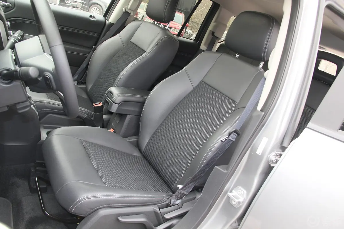 指南者(进口)2.4L 自动 舒适版驾驶员座椅