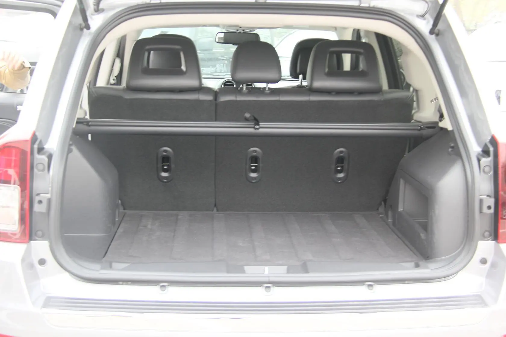 指南者(进口)2.4L 自动 舒适版行李箱空间
