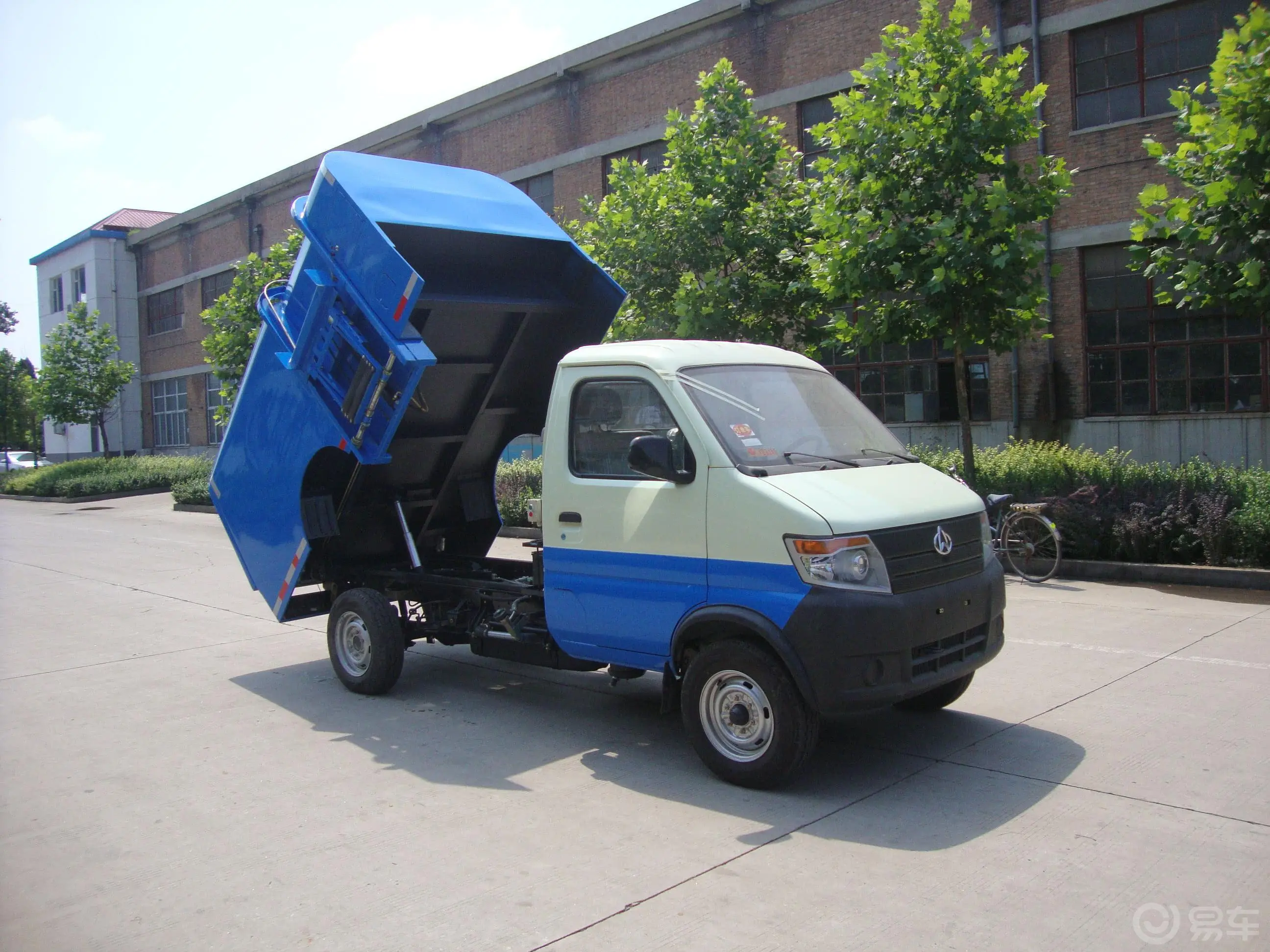 神骐T201.3L 手动 汽油 单排 SC5035ZZZDC4自装卸式垃圾车A款外观