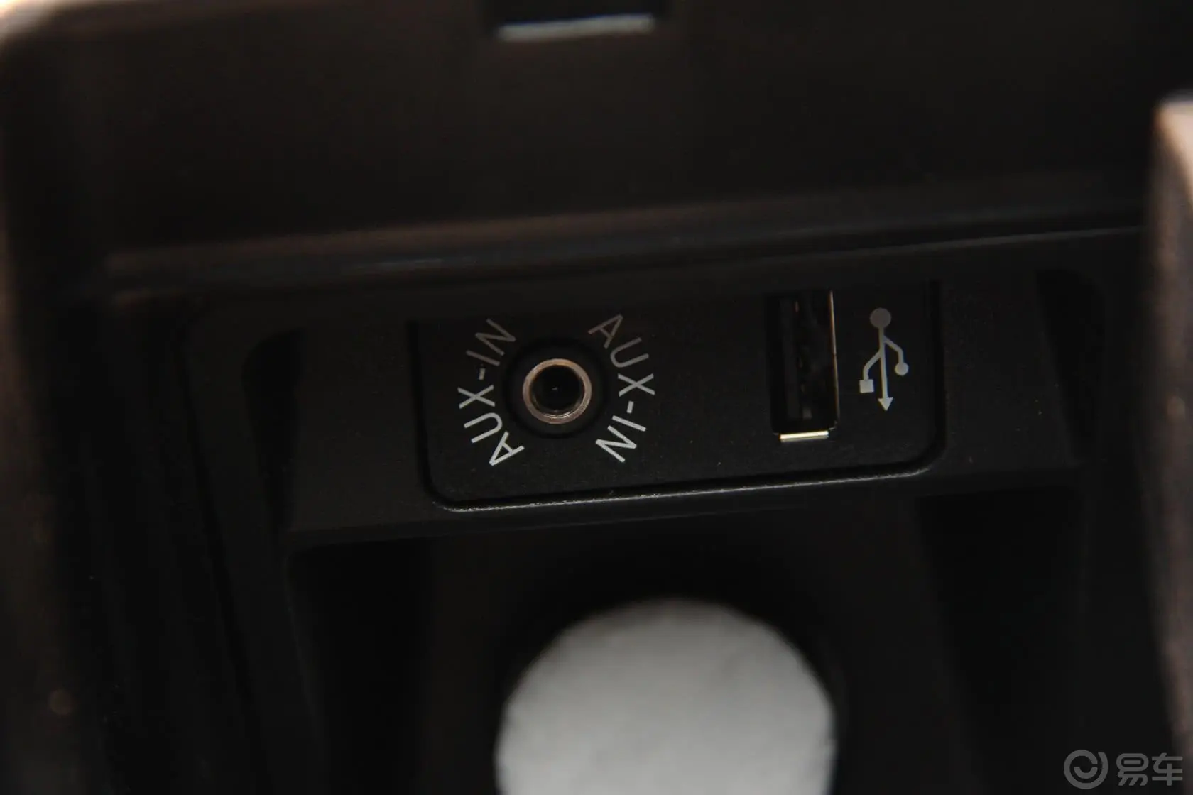 宝马X6xDrive35i 中东版AUX接口